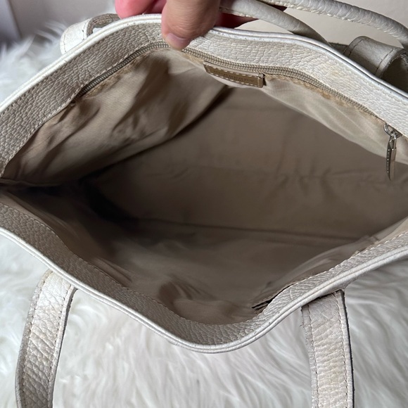 Elegant Burberry White Leather Tote Bag - Picture 12 of 16